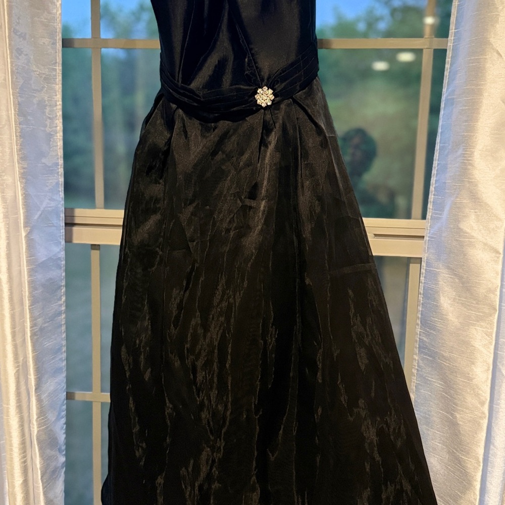 Elegant Black Formal Dress with Rhinestone Accent